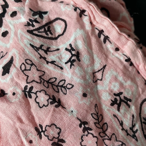 Casual, flowy pink bandana. - Picture 1 of 3